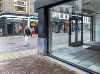 903837 Afbeelding van enkele leegstaande winkels in de Steenweg te Utrecht, als gevolg van de gedwongen sluiting van ...